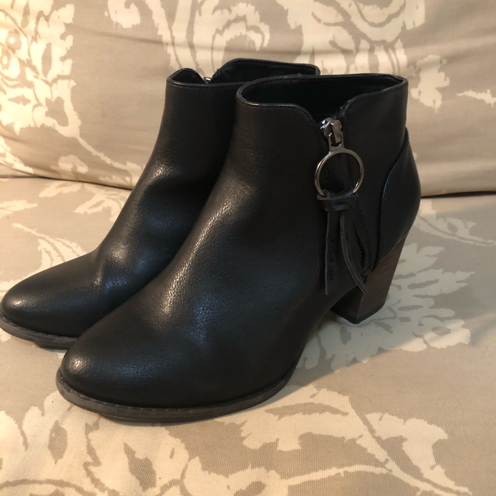 Like new Michael Shannon black heeled booties